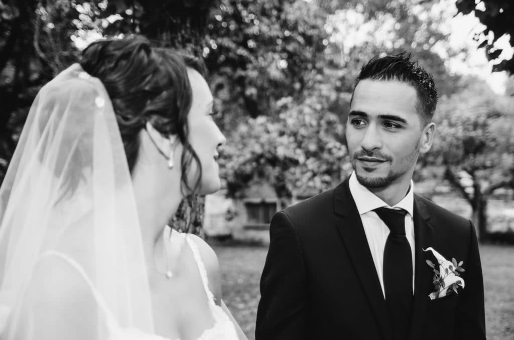 Mariage couple regard marié noir et blanc